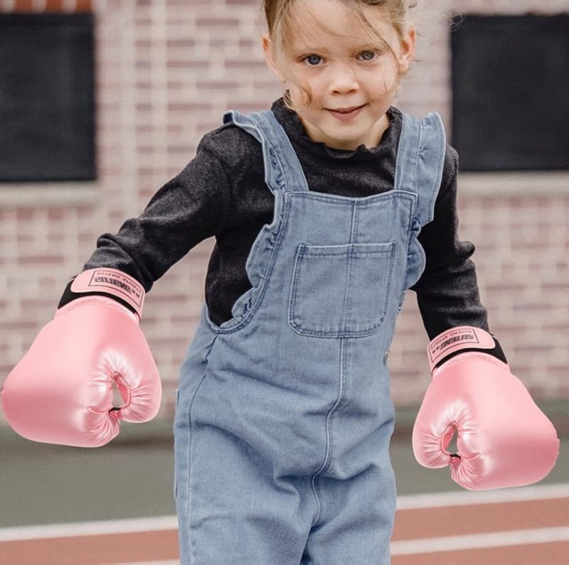 Bộ trang bị găng tay boxing và băng quấn tay cần thiết cho trẻ em khi tập luyện