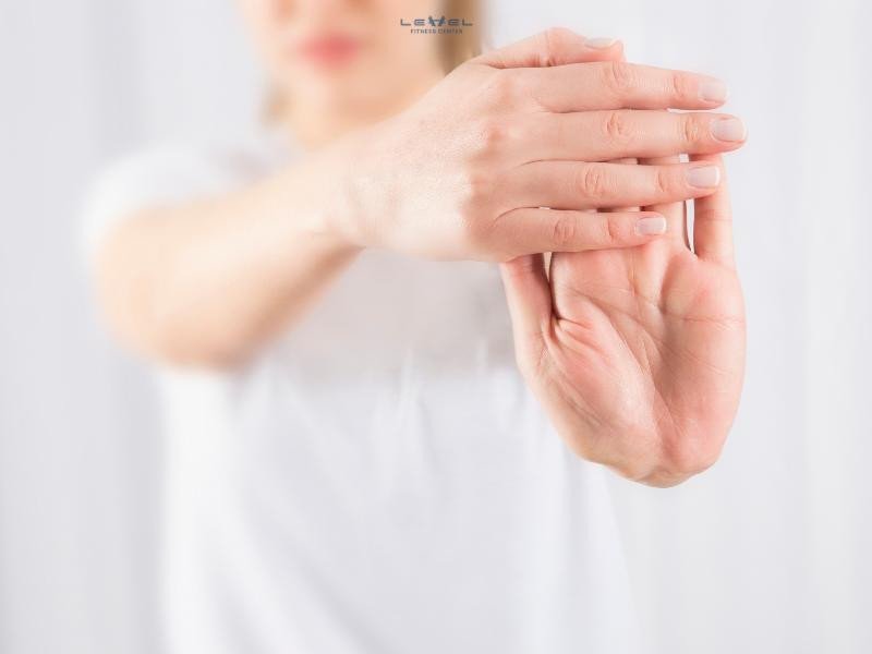 Bài tập kéo giãn các ngón tay giúp thư giãn cơ tay