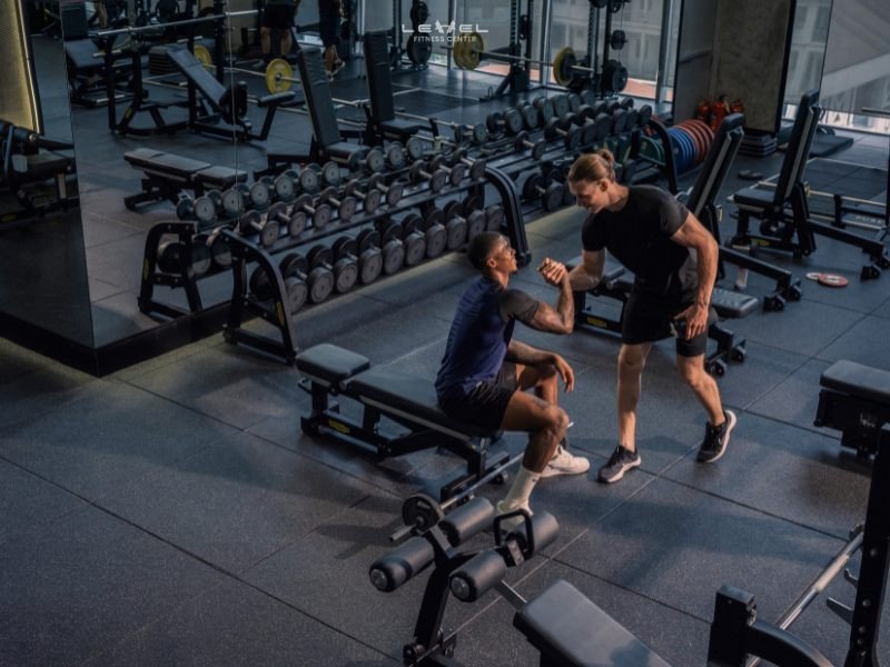 Giao tiếp xã hội, một phương pháp hiệu quả để kích thích sản xuất các hormone hạnh phúc trong cơ thể.