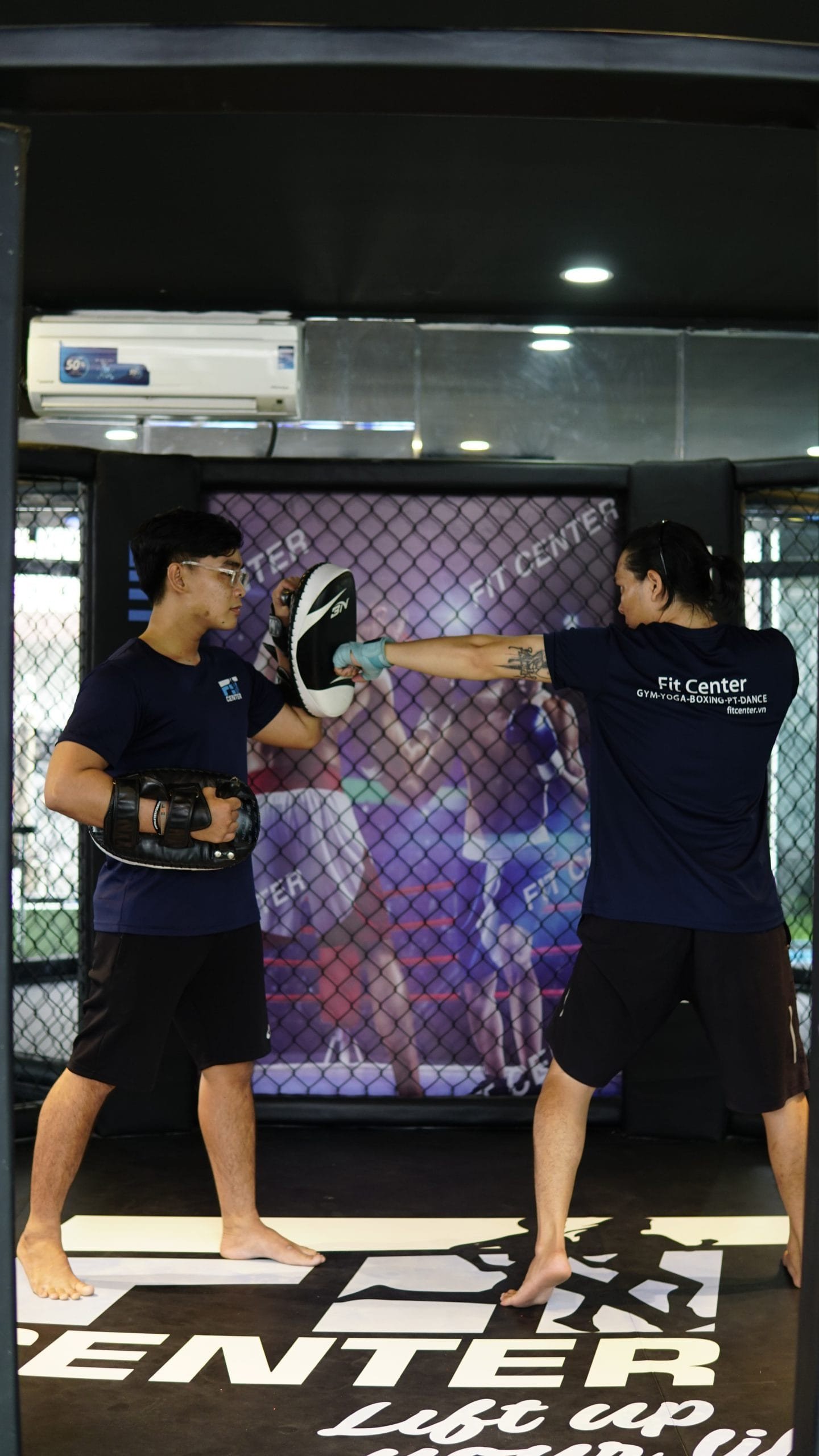 Hướng dẫn chi tiết tư thế tay và thân người khi thực hiện cú đấm thẳng (jab/cross) cơ bản trong võ Muay Thai, nhấn mạnh form chuẩn.