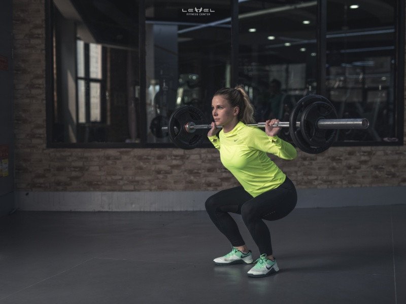 Tư thế squat đúng cách giúp tăng cường sức mạnh chân và cơ mông