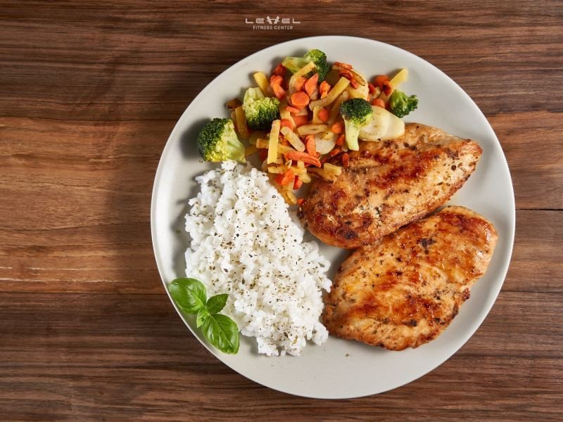 Ảnh minh họa gợi ý các bữa ăn giàu protein, carbs tốt và chất béo lành mạnh