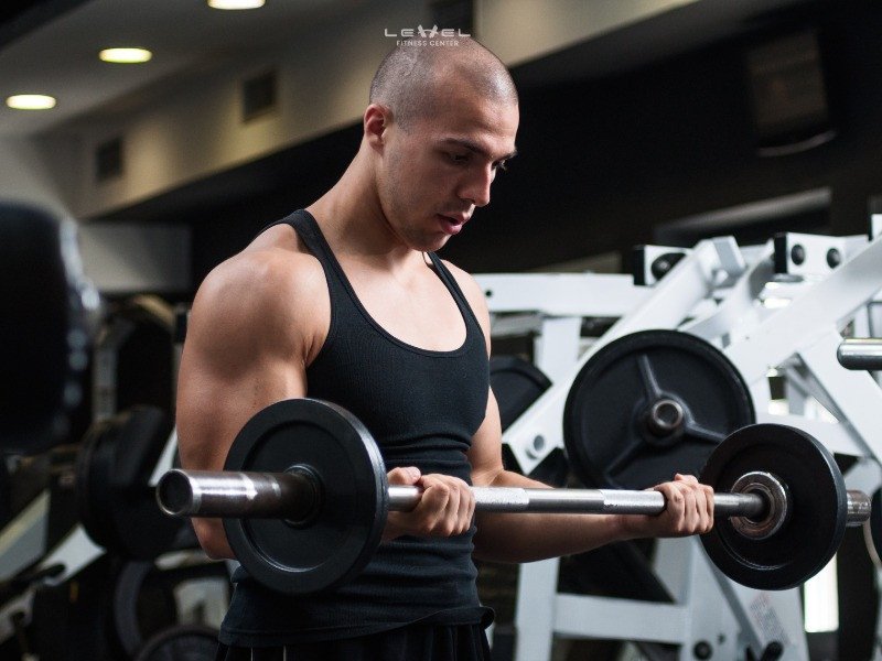 Ảnh minh họa kỹ thuật Bicep Curls, người tập đứng thẳng, cuốn tạ đơn lên phía vai