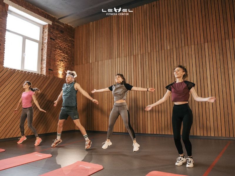 Jumping Jacks giúp đốt cháy mỡ thừa và tăng cường sức bền tim mạch