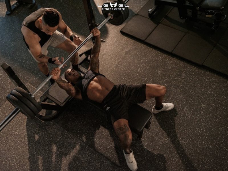 Nâng tạ là một trong những bài tập gym giúp đốt cháy mỡ thừa và tăng cơ hiệu quả