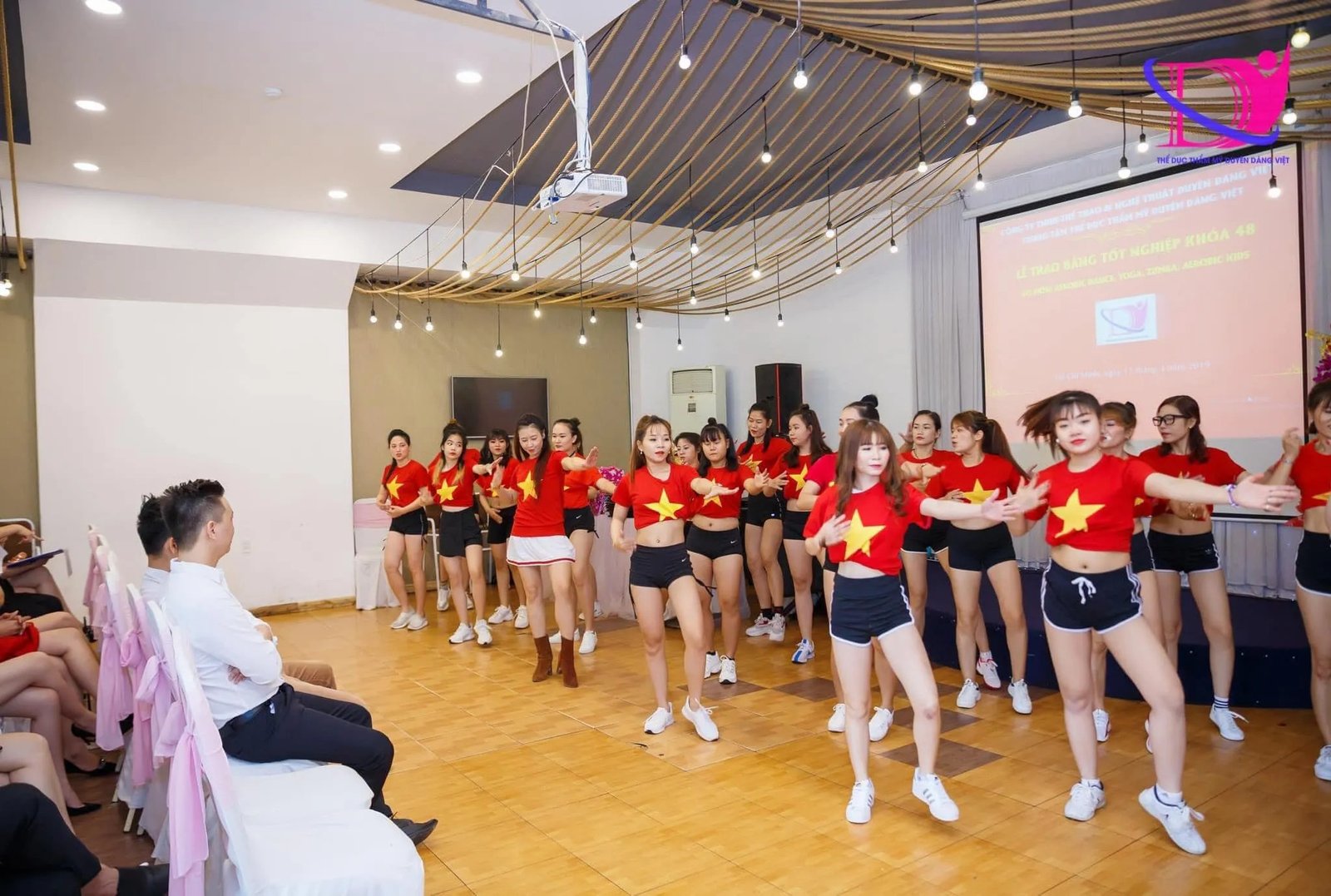 Học viên hăng say tập luyện aerobic tại Thể Dục Thẩm Mỹ Duyên Dáng Việt, một địa điểm lý tưởng cho những ai muốn cải thiện vóc dáng và sức khỏe ở Gò Vấp