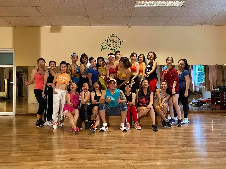 Không gian rộng rãi với sàn gỗ và gương lớn tại lớp aerobic của Dáng Ngọc Spa, tạo điều kiện tốt nhất cho học viên luyện tập và theo dõi động tác
