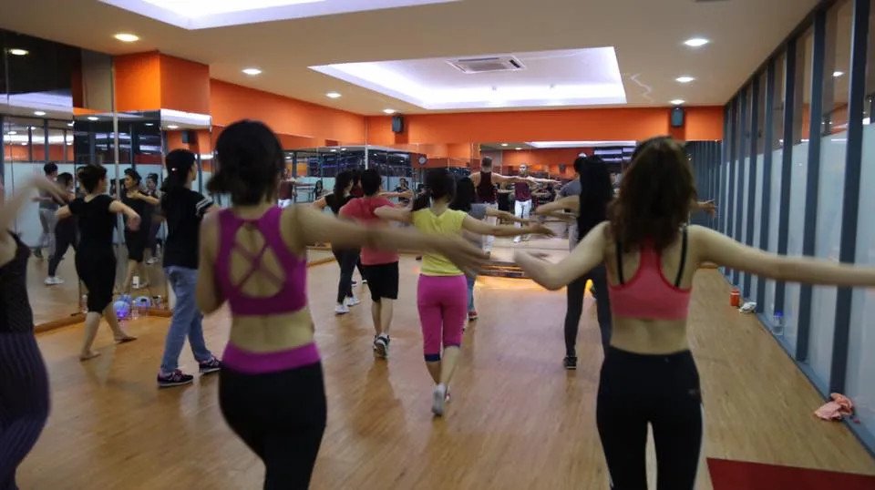 Học viên Body Fit thực hiện các bài tập aerobic dưới sự hướng dẫn của huấn luyện viên, cho thấy sự chuyên nghiệp và tận tâm của đội ngũ giảng dạy