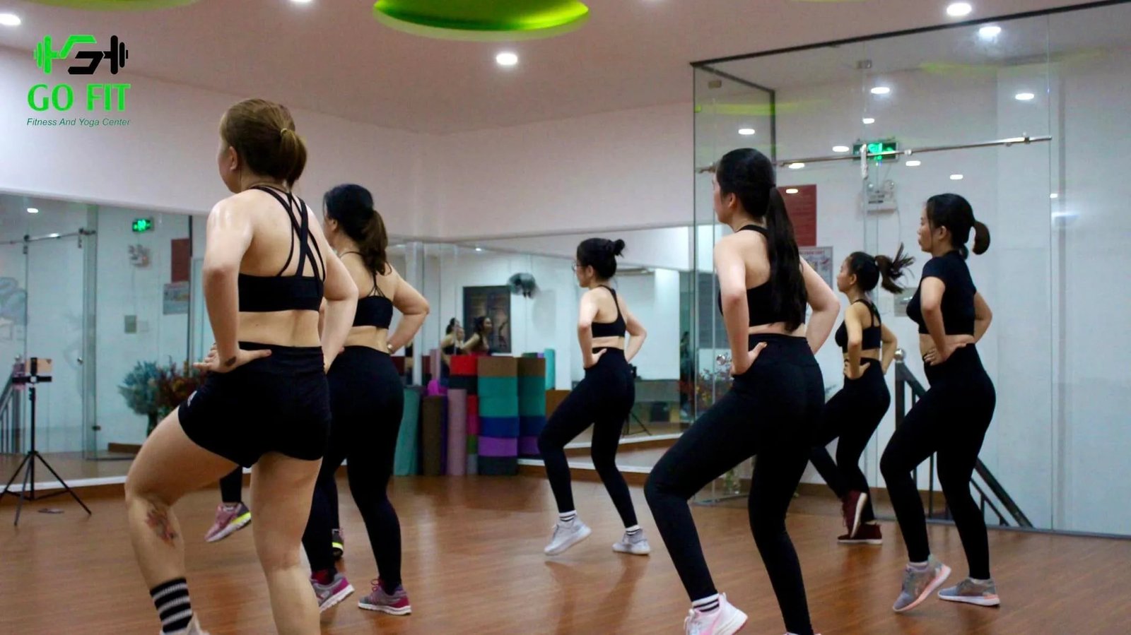 Học viên Go Fit thực hiện các động tác aerobic đồng đều và tràn đầy năng lượng dưới sự hướng dẫn của huấn luyện viên chuyên nghiệp