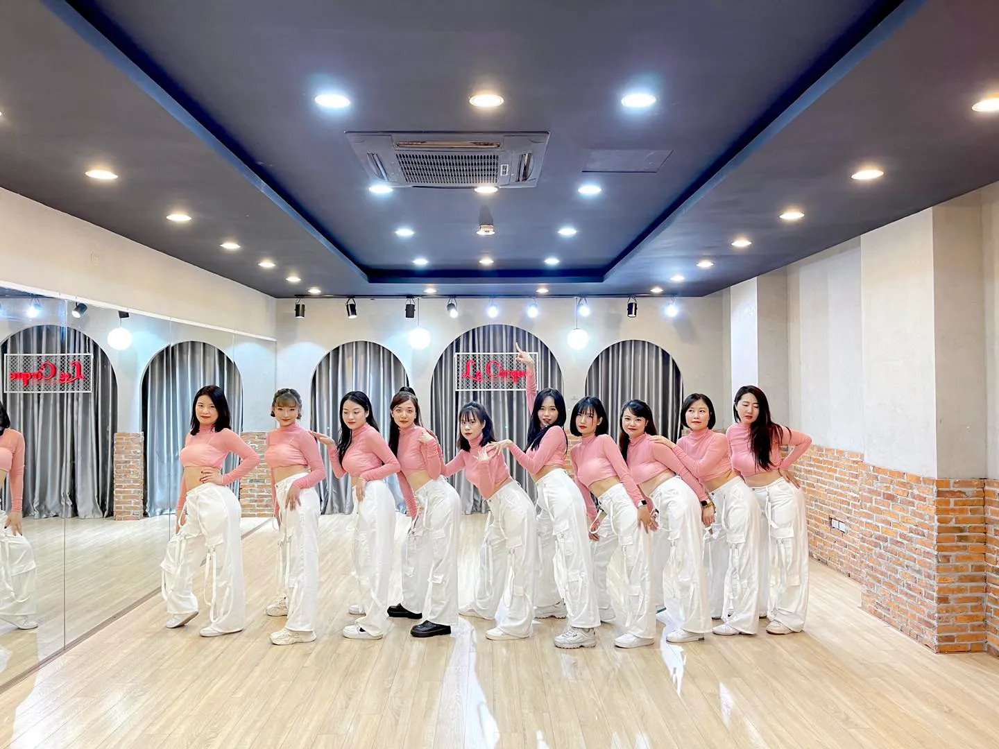 Không khí sôi động tại lớp học Zumba của Le Cirque Dance Company, nơi học viên được hòa mình vào âm nhạc và giải phóng năng lượng