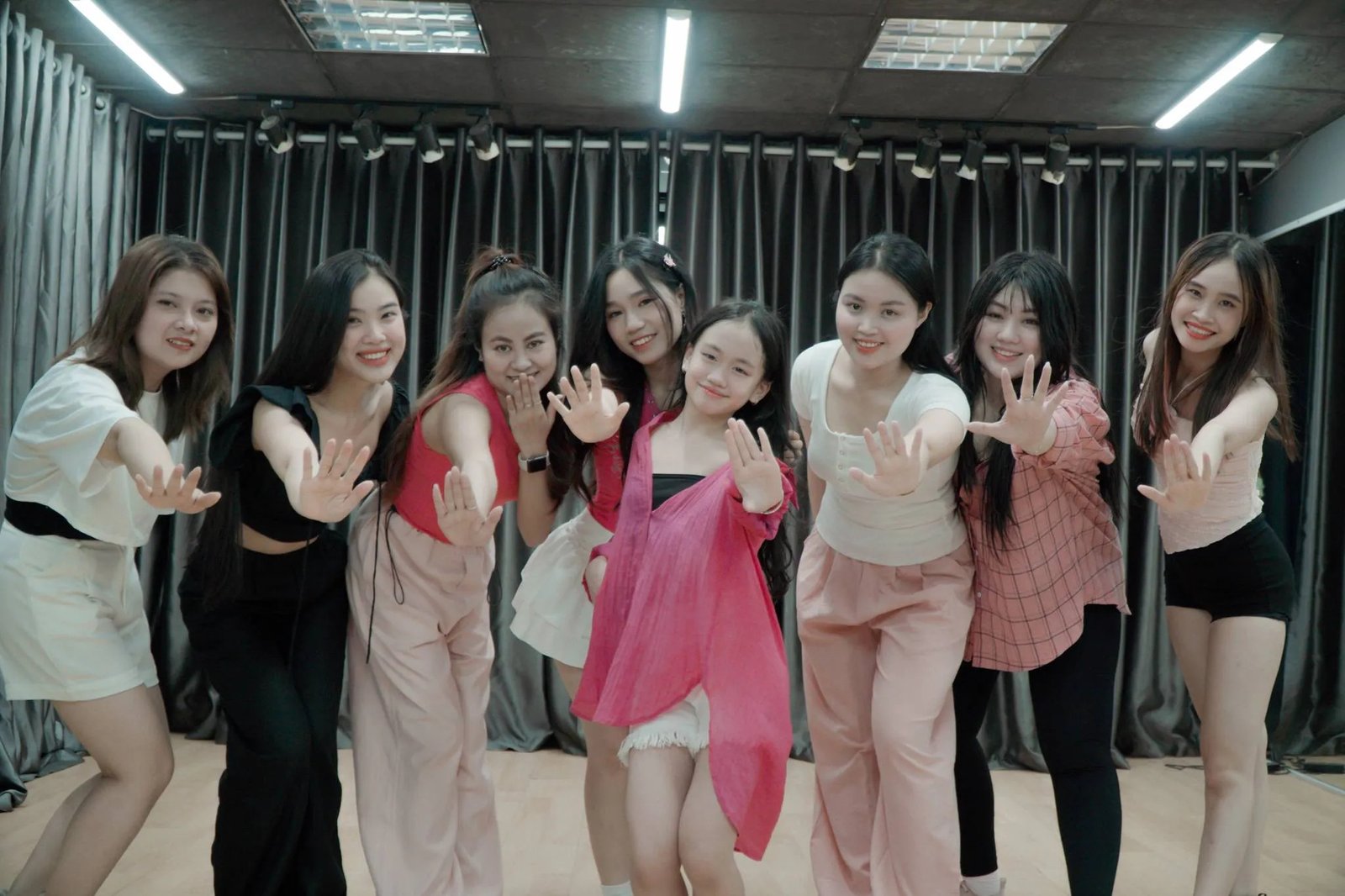 Hình ảnh lớp học Zumba tại Sweet Art với không gian tràn ngập màu sắc và âm nhạc, tạo động lực cho học viên