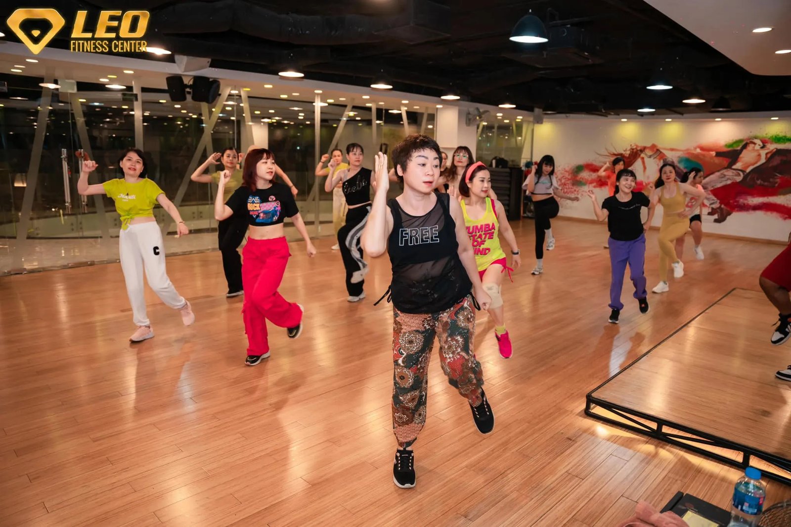 Các chị em phụ nữ tự tin thể hiện các động tác Zumba tại Leo Fitness Center, minh chứng cho sự hiệu quả và niềm vui mà bộ môn này mang lại