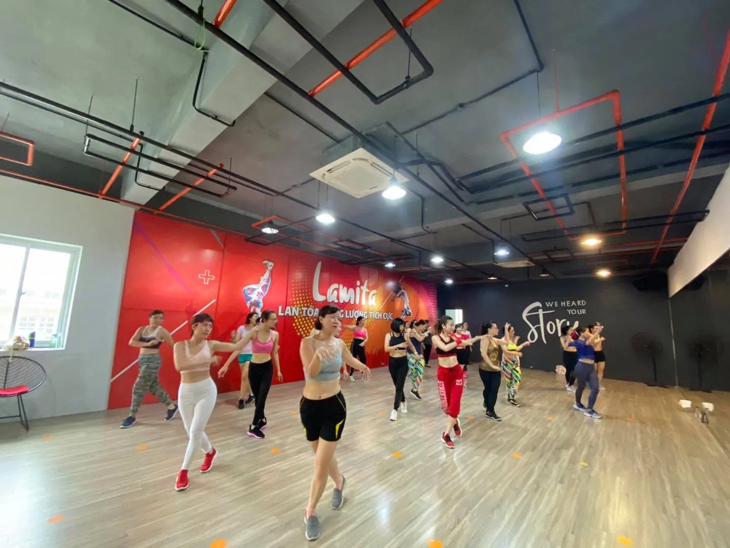 Học viên Lamita Dance Fitness tự tin khoe dáng sau những giờ tập luyện Zumba hiệu quả, thể hiện sự thay đổi tích cực về vóc dáng và sức khỏe