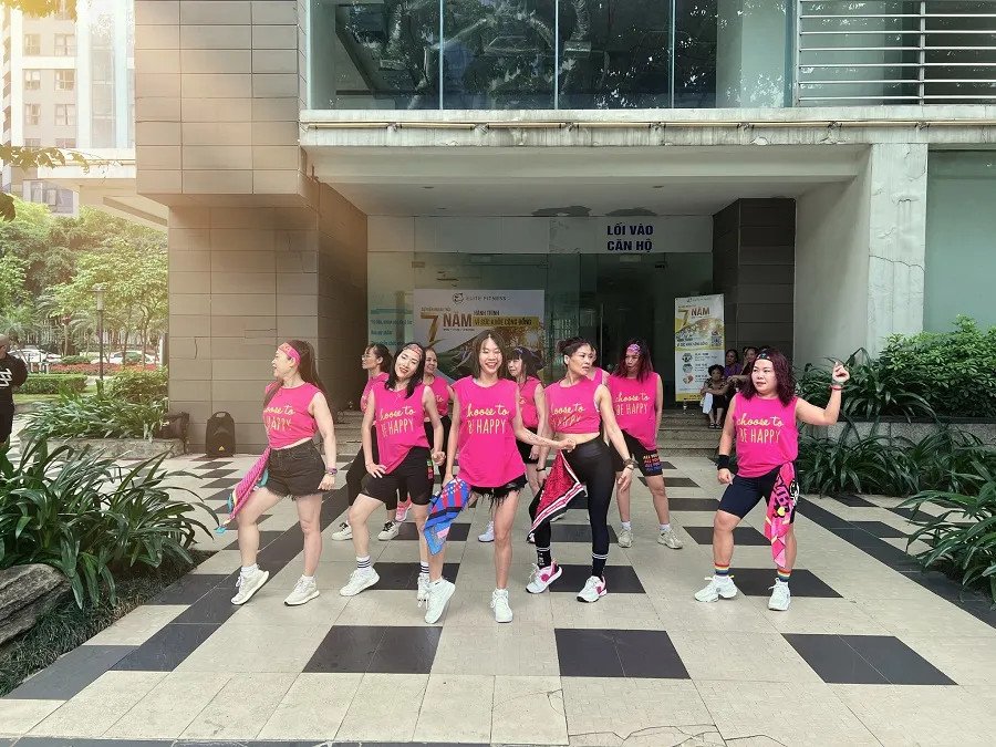 Học viên Elite Fitness tràn đầy năng lượng trong lớp học Zumba bản quyền, nơi họ được trải nghiệm những động tác chuẩn xác và hiệu quả
