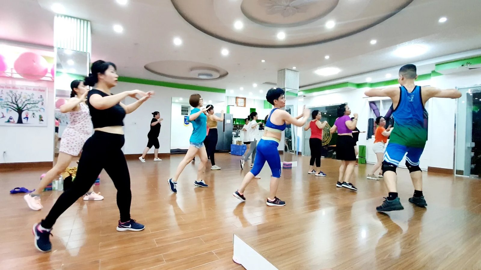 Học Nhảy Zumba Hải Phòng: Top Địa Điểm Uy Tín, Giá Tốt Nhất 2025 Không khí sôi động tại lớp học Zumba của VHunter ở Hải Phòng