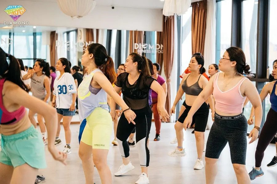 Học Nhảy Zumba Hải Phòng: Top Địa Điểm Uy Tín, Giá Tốt Nhất 2025 Học viên năng động trong lớp Zumba tại Diamond Fitness Center Hải Phòng