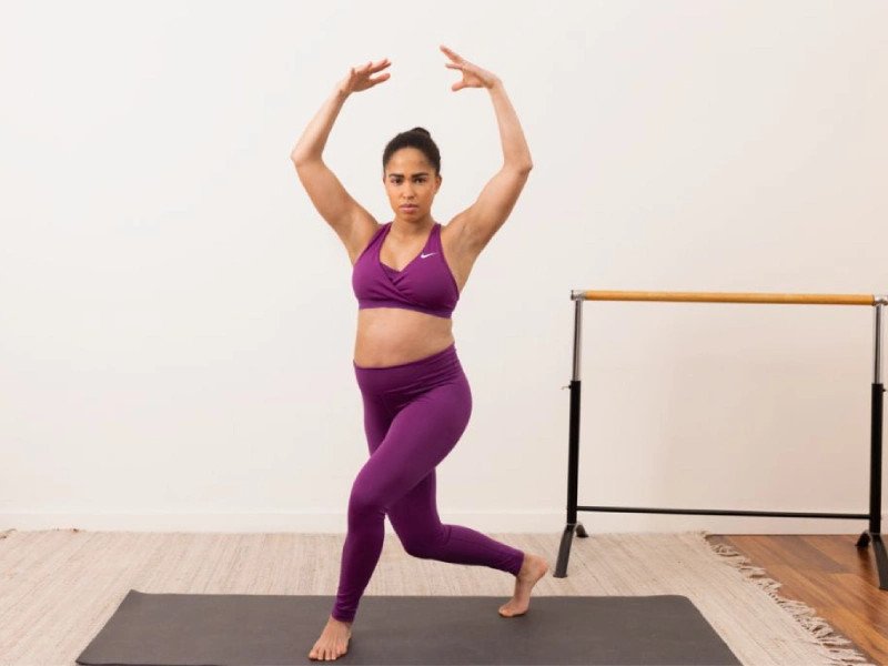 Hình ảnh mẹ bầu đang cảm thấy mệt mỏi, nhấn mạnh tầm quan trọng của việc nghỉ ngơi và lắng nghe cơ thể.