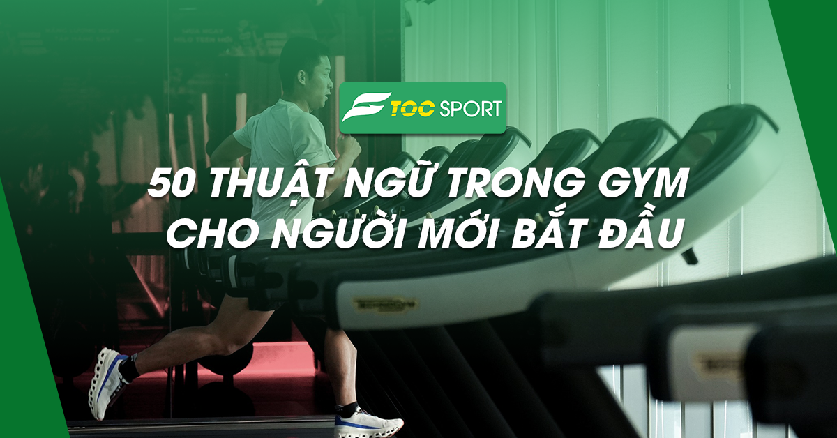 Người đàn ông mới bắt đầu tập gym thực hiện bài tập compound cơ bản.