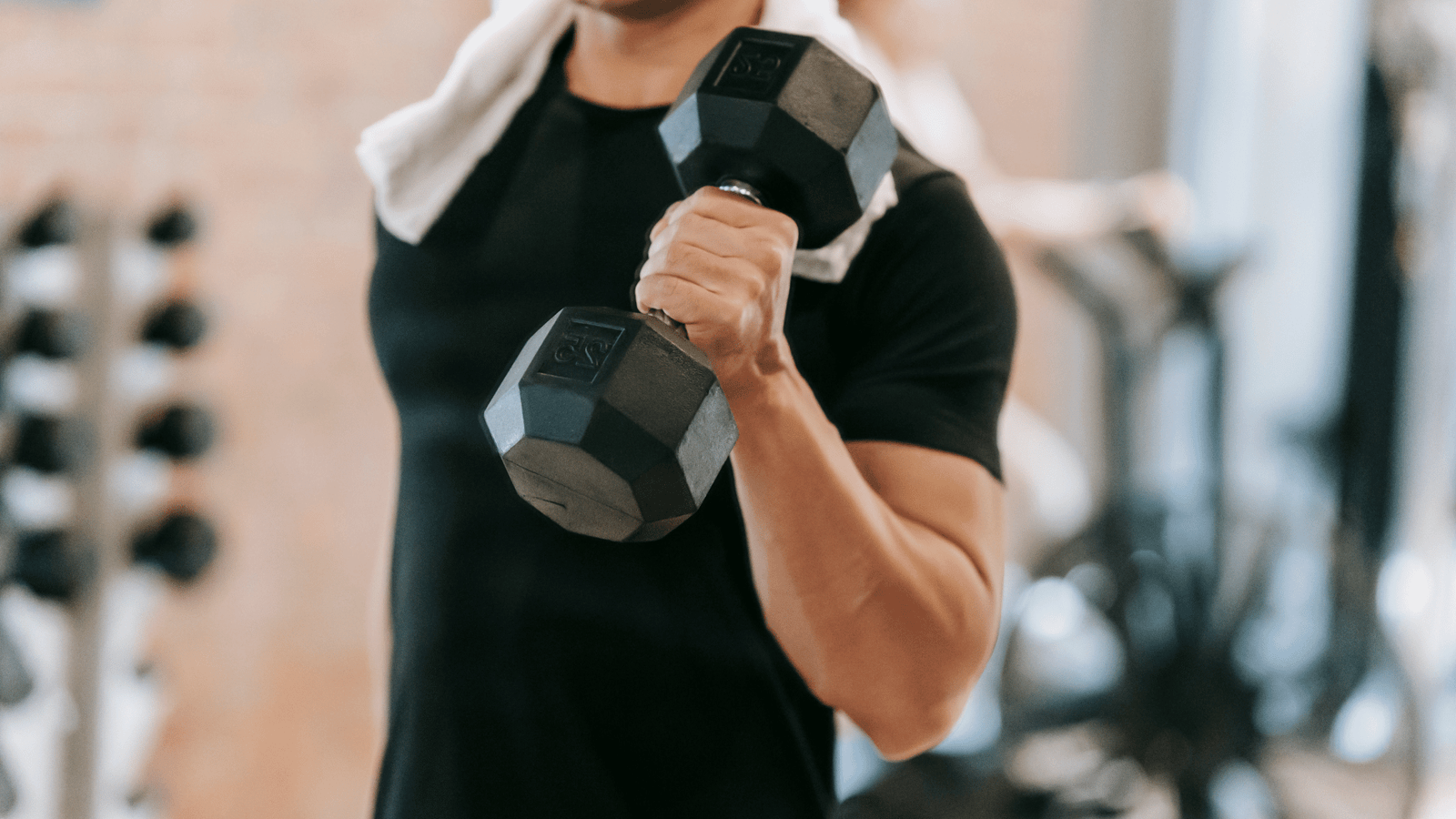 Hinh anh nguoi nam tap gym voi co the san chac the hien su tu tin sau khi tap luyen.