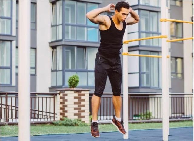 Các Bài Tập Cardio Đốt Mỡ Thừa Cho Nam: Bí Quyết Sở Hữu Body Chuẩn Men Hinh anh nguoi dan ong dang thuc hien bai tap Burpee, minh hoa cardio toan than cuong do cao.