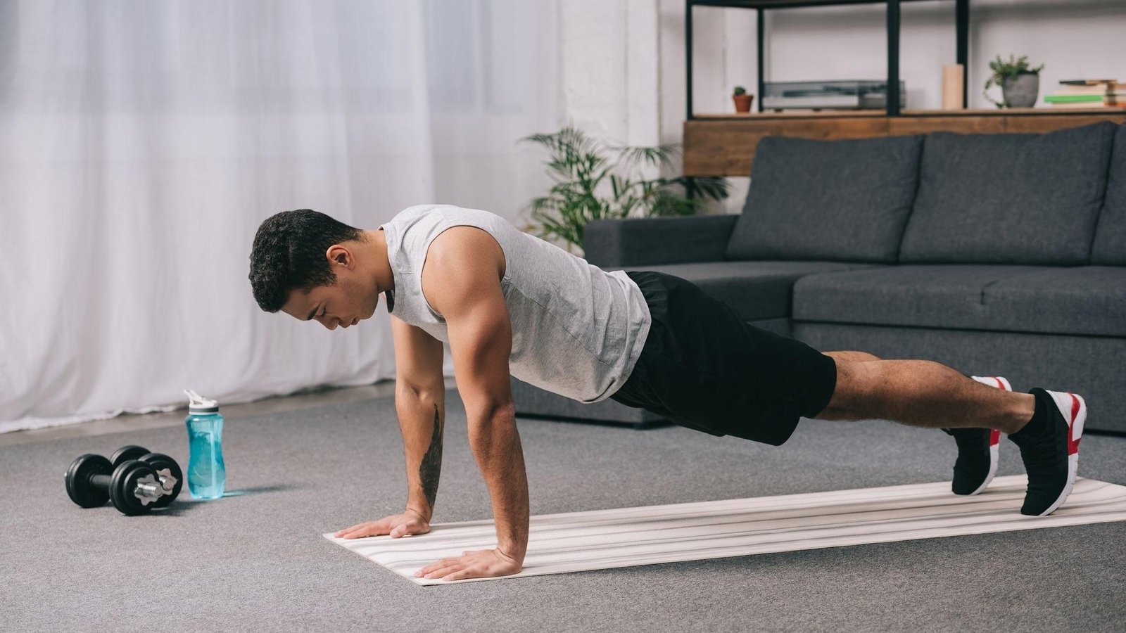 Phụ nữ thực hiện động tác chống đẩy (push-up) với tay đặt rộng hơn vai, lưng thẳng