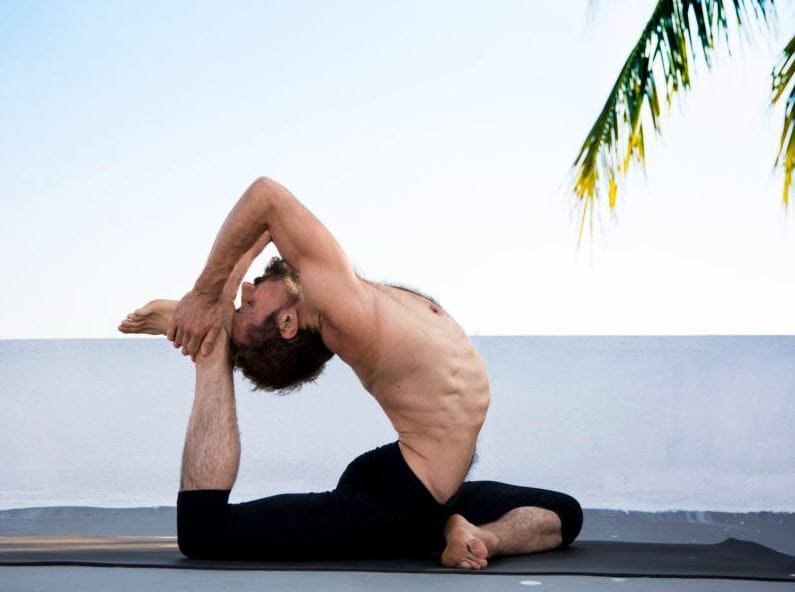 Hình ảnh trừu tượng với ánh sáng và hình dạng xoáy, tượng trưng cho dòng chảy năng lượng và nguồn gốc triết học sâu xa của Karma Yoga