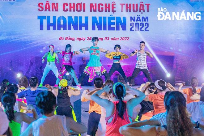 Nhóm người tập zumba năng động, vui vẻ, phù hợp cho người mới bắt đầu tại phòng tập