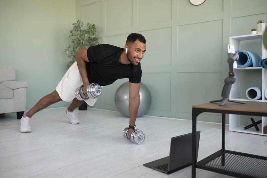 Phụ nữ tập gym tại nhà với tạ đơn và thảm tập, không gian riêng tư, thoải mái.