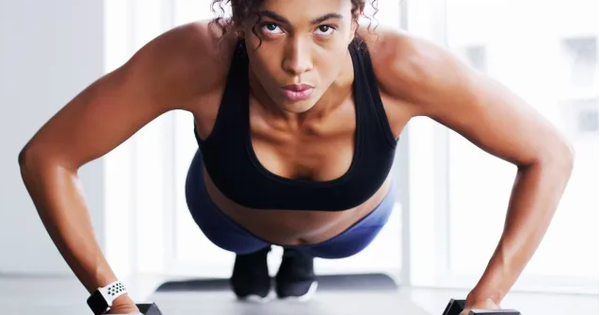 Phụ nữ thực hiện bài bulgarian split squat sử dụng ghế.