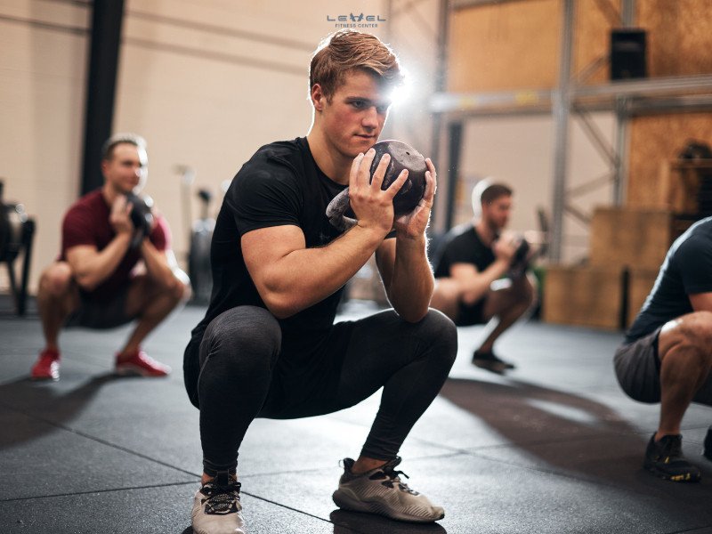 Tập squat sai kỹ thuật có thể dẫn đến đau lưng