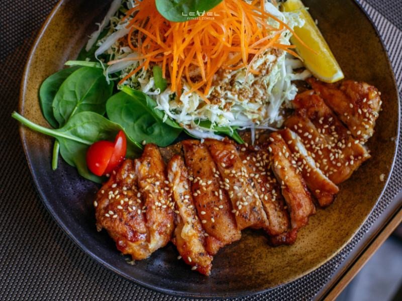 Bữa ăn nhẹ lành mạnh trước khi tập gym buổi tối: chuối và sữa chua không đường