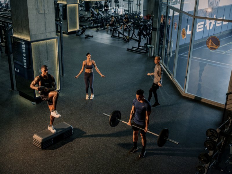 Tại Sao Bạn Buồn Ngủ Khi Tập Gym? Nguyên Nhân và Cách Khắc Phục Hiệu Quả Tập luyện cùng bạn bè giúp tạo động lực trong quá trình luyện tập