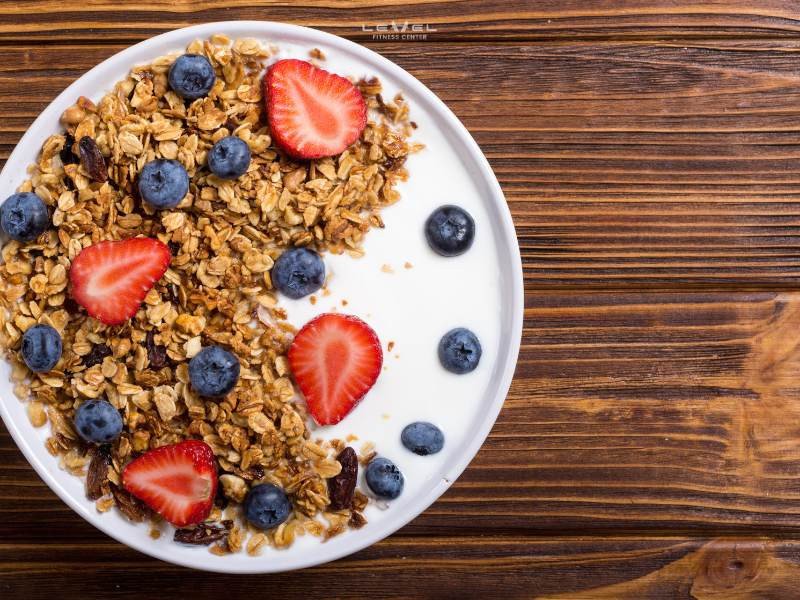 Thực đơn bữa sáng gồm sữa chua và quả mọng được nhiều người lựa chọn