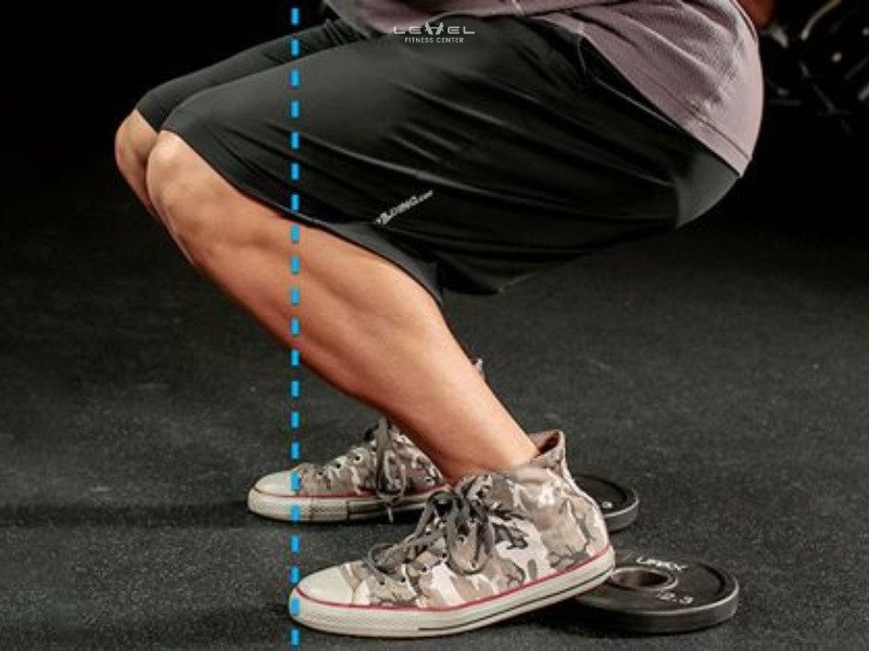 Hình ảnh minh họa lỗi đầu gối vượt quá mũi chân khi Squat