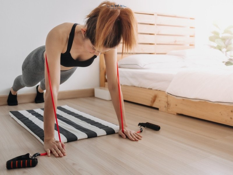 Tăng cường độ khó cho bài hít đất với dây kháng lực