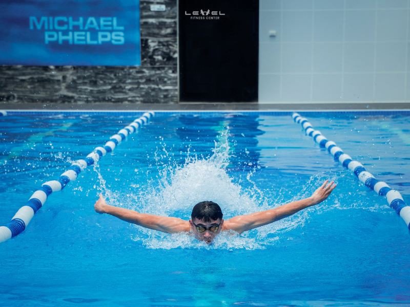 Thẻ Only Pool cho phép bạn thỏa sức bơi lội trong bể bơi bốn mùa trên cao, một trong những bể bơi đẹp nhất Hà Nội.