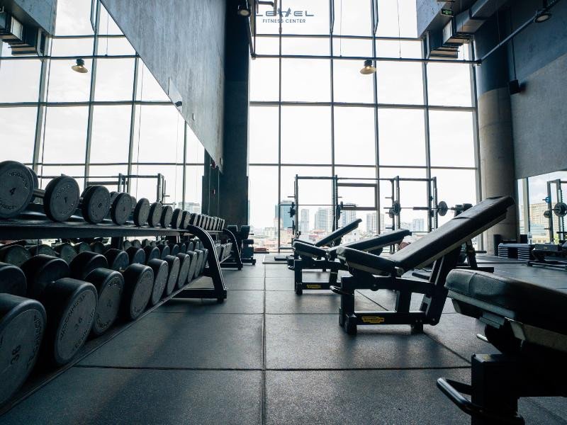 Không gian tập luyện rộng lớn, thoáng mát, tạo cảm giác thoải mái và hứng khởi cho hội viên.