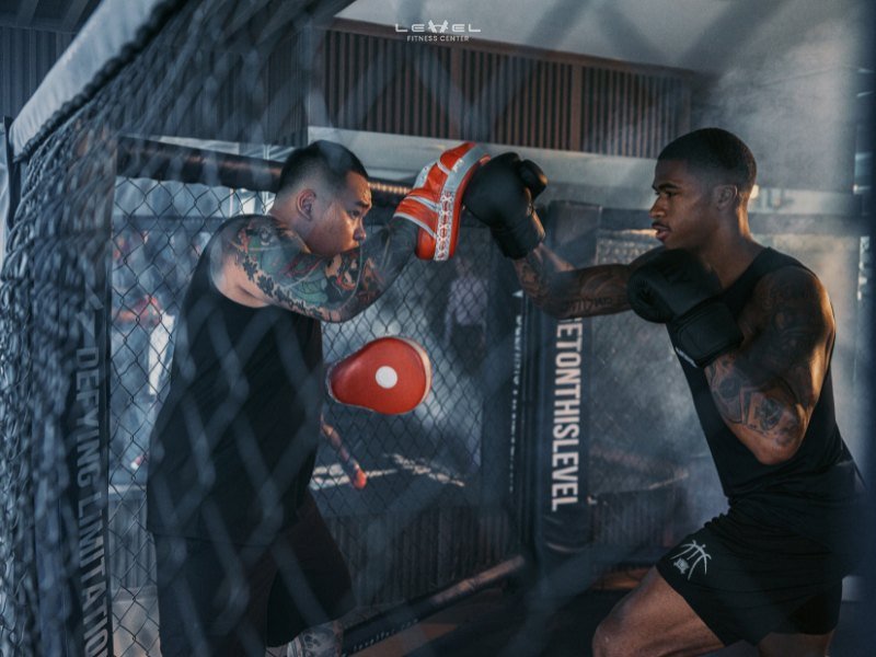 Tham gia các lớp học nhóm sôi động như Yoga, Zumba, Kick Boxing,... giúp bạn đốt cháy calo và kết nối với cộng đồng.