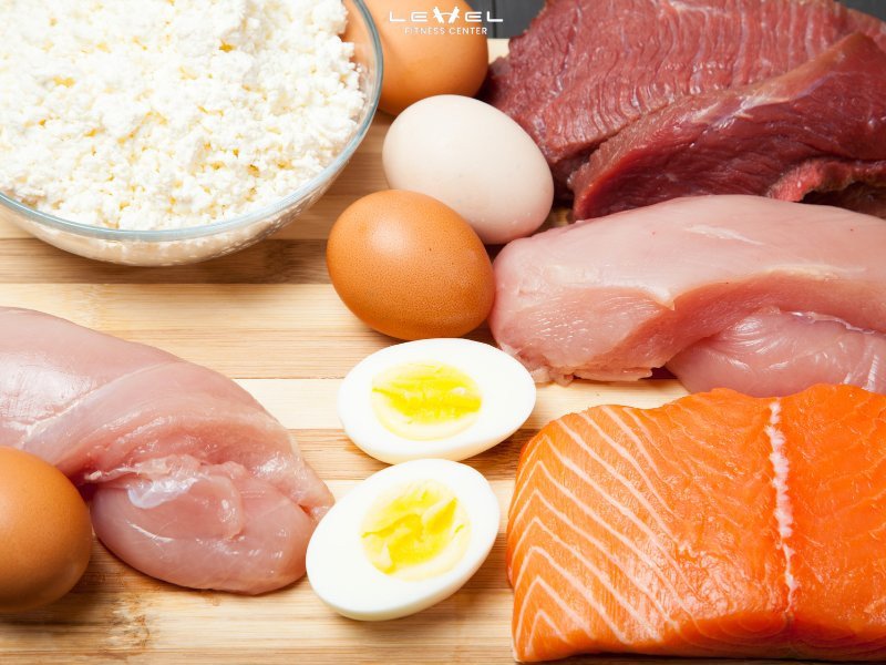 ức gà và cá hồi là nguồn protein tuyệt vời cho người tập gym