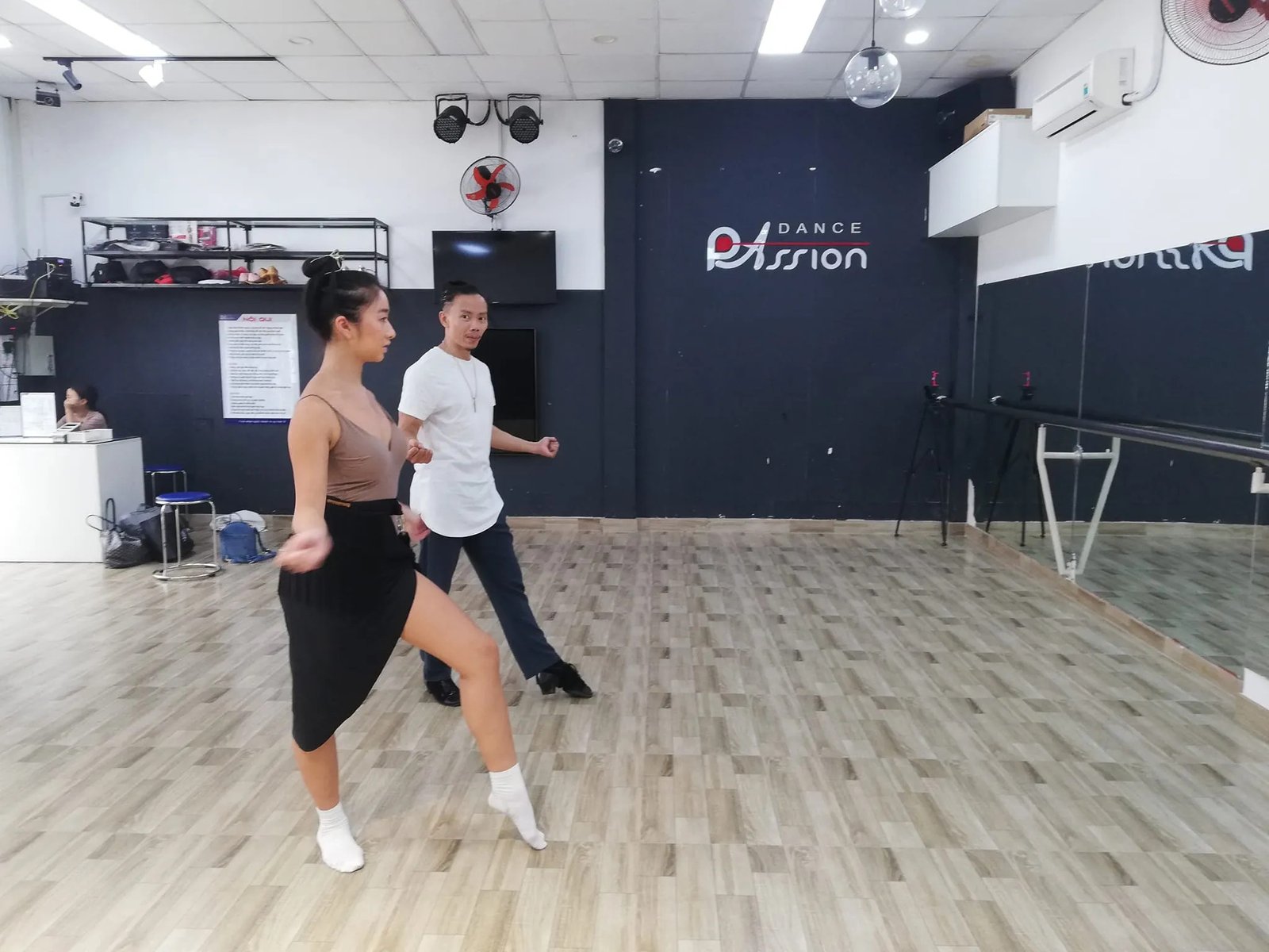 Lớp học khiêu vũ sôi động tại Dance Passion, nơi học viên được hướng dẫn bởi đội ngũ giáo viên giàu kinh nghiệm