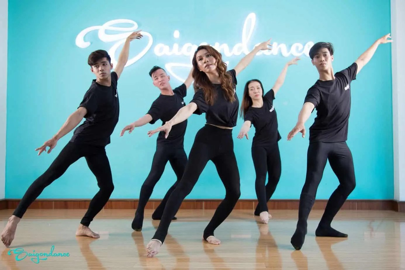 Không khí luyện tập hăng say tại SaigonDance, một trong những trung tâm dạy nhảy múa hàng đầu TPHCM