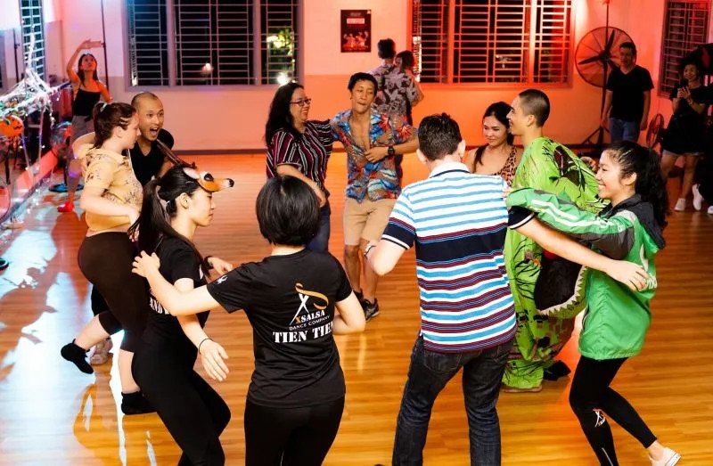 Giảng viên nước ngoài hướng dẫn tận tình tại XSalsa, trường dạy Salsa chuyên nghiệp hàng đầu tại TP.HCM