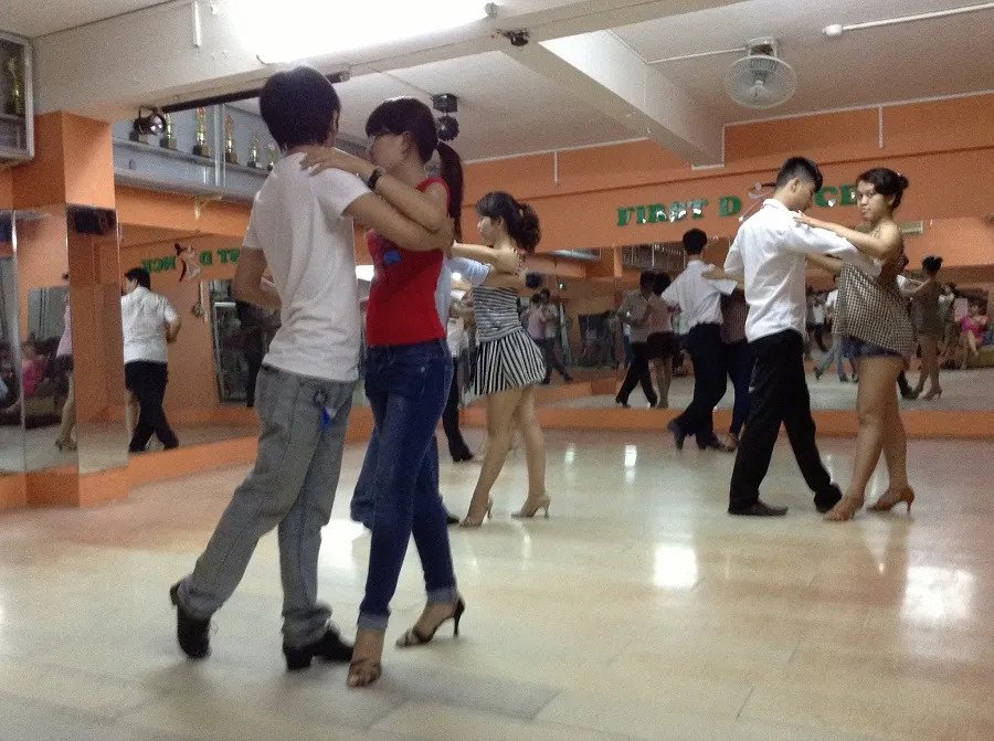 Phòng tập hiện đại tại First Dance, nơi học viên được trải nghiệm môi trường tập luyện chuyên nghiệp và hiệu quả