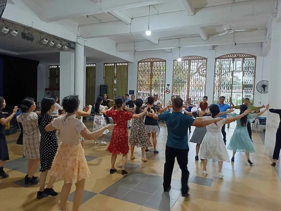 Không gian tập luyện rộng rãi tại CLB Khiêu vũ Cung Văn Hóa Lao Động TP.HCM, nơi giao lưu và học hỏi của những người yêu thích khiêu vũ