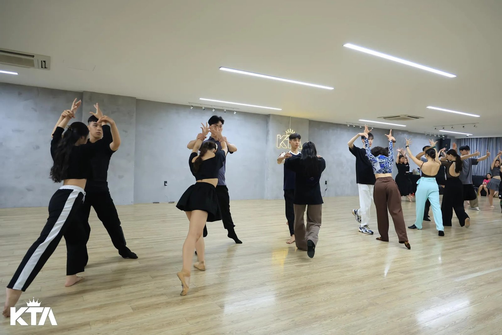 Khánh Thy và học viên tại King The Art (KTA), trung tâm dạy khiêu vũ được sáng lập bởi nữ hoàng dancesport