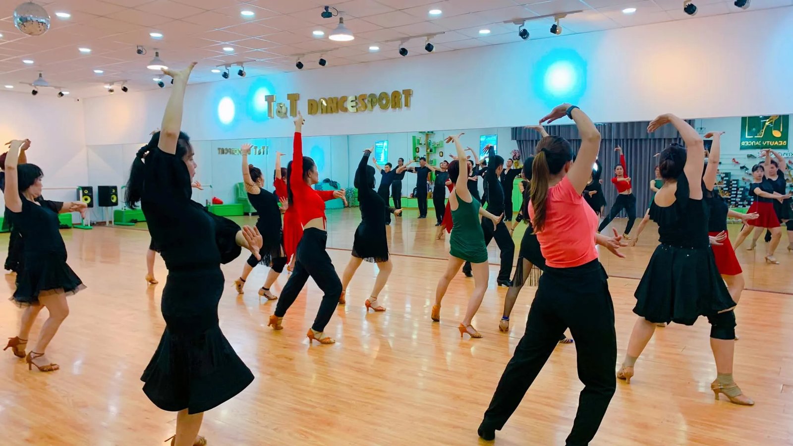 Học viên TT Dancesport tự tin thể hiện những bước nhảy điêu luyện, nơi đam mê và sự sáng tạo được khơi nguồn