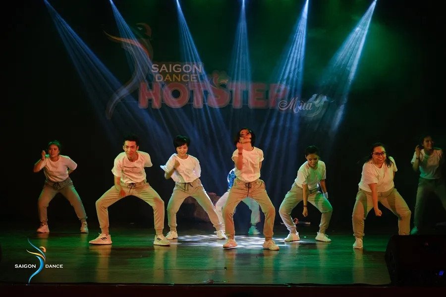 Học viên Saigon Dance tự tin thể hiện các động tác nhảy hiện đại, rèn luyện sức khỏe và giải tỏa căng thẳng