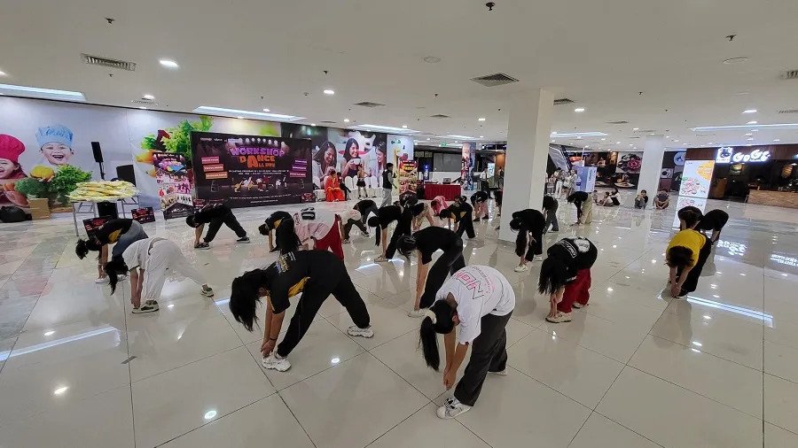 Top 12 Trung Tâm Dạy Nhảy Hiện Đại TPHCM Uy Tín và Chuyên Nghiệp Học viên Crowbar Academy thực hiện các bài tập kỹ thuật dưới sự hướng dẫn sát sao của giáo viên