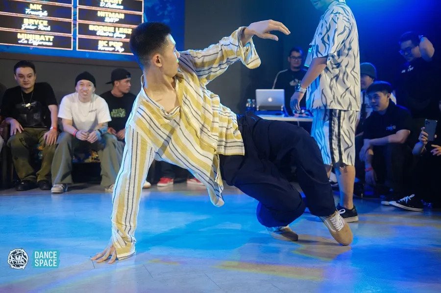 Top 12 Trung Tâm Dạy Nhảy Hiện Đại TPHCM Uy Tín và Chuyên Nghiệp Học viên BMP Dance Studio cùng nhau luyện tập các động tác popping và hiphop, tạo nên một tập thể đam mê và đoàn kết