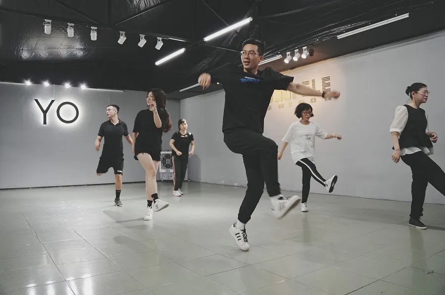 Top 12 Trung Tâm Dạy Nhảy Hiện Đại TPHCM Uy Tín và Chuyên Nghiệp Các học viên Vũ Đội Shuffle Sài Gòn cùng nhau thực hiện các bước nhảy shuffle điêu luyện và đồng đều, tạo nên một màn trình diễn ấn tượng